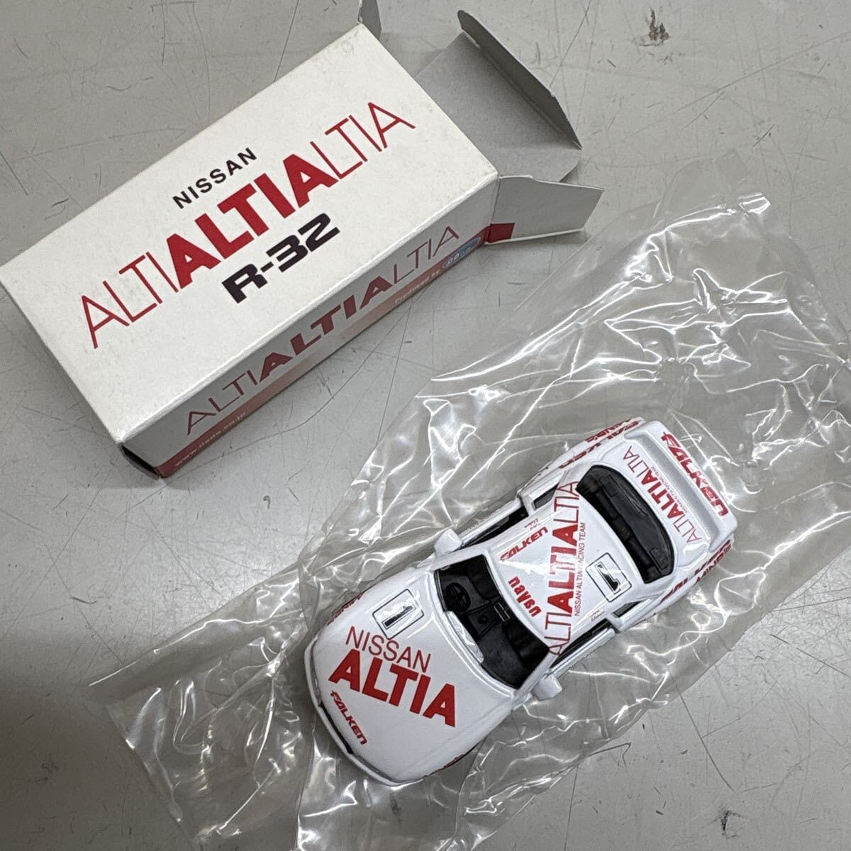 アイアイアド・カンパニー 特注の トミカ 日産スカイライン GT-R (R32) ALTIA FALKEN